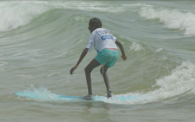 Gapuwiyak students learn to Surf – a must watch!