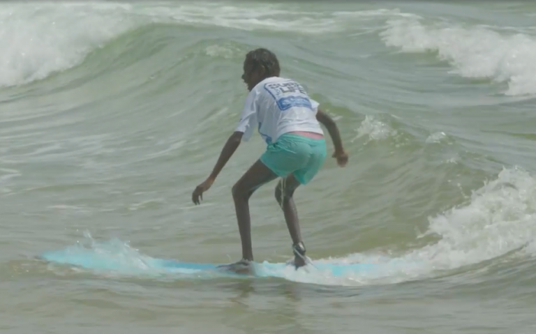 Gapuwiyak students learn to Surf – a must watch! | Wanta Aboriginal ...